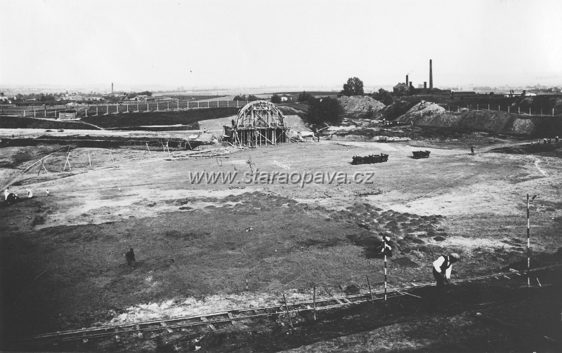 bozenynemcove (7).jpg - Stavba Tyršova stadionu na místě bývalé cihelny ve 20.letech 20.století.